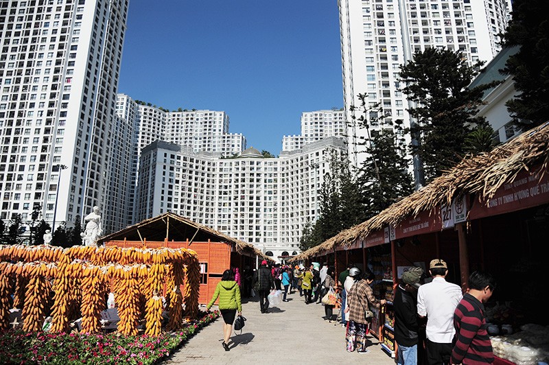 Hơn 200 gian hàng của các doanh nghiệp thực phẩm được dựng lên trong Royal City  