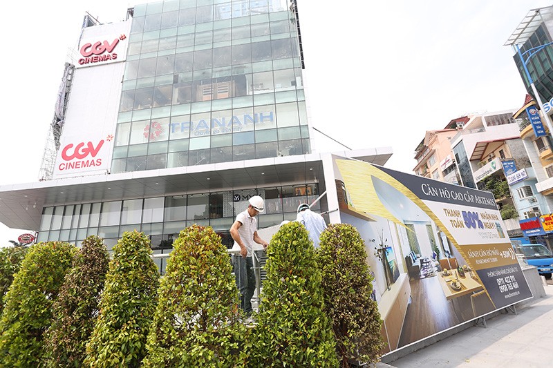 Công nhân vẫn đang tiếp tục xây dựng hoàn thiện dự án Artemis trong sáng ngày 10/5