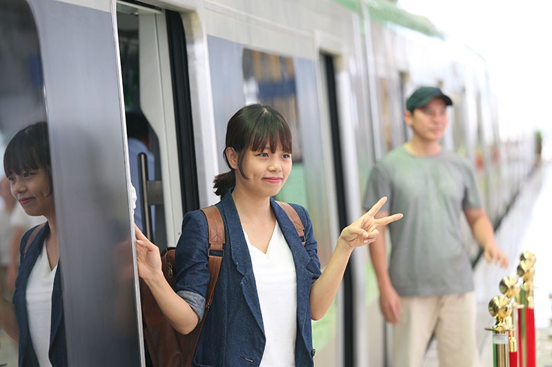 Người dân thích thú tham quan toa tàu đường sắt trên cao đầu tiên