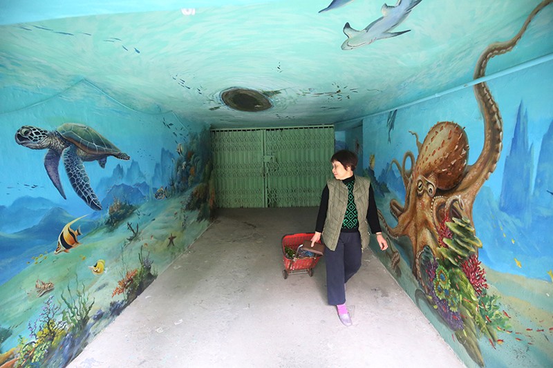 Hà Nội khoác áo mới cho chung cư cũ bằng tranh bích họa