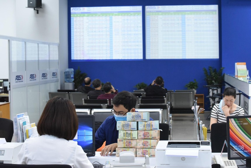 Giao dịch chứng khoán sáng 24/1: Nhóm cổ phiếu chứng khoán nổi dậy