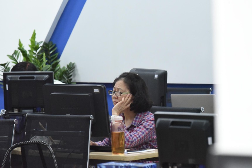 Giao dịch chứng khoán sáng 6/10: "Loay hoay" tìm điểm cân bằng