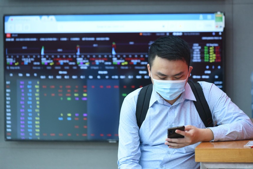 Giao dịch chứng khoán sáng 11/3: Thị trường xanh vỏ đỏ lòng, nhóm cổ phiếu sản xuất khởi sắc