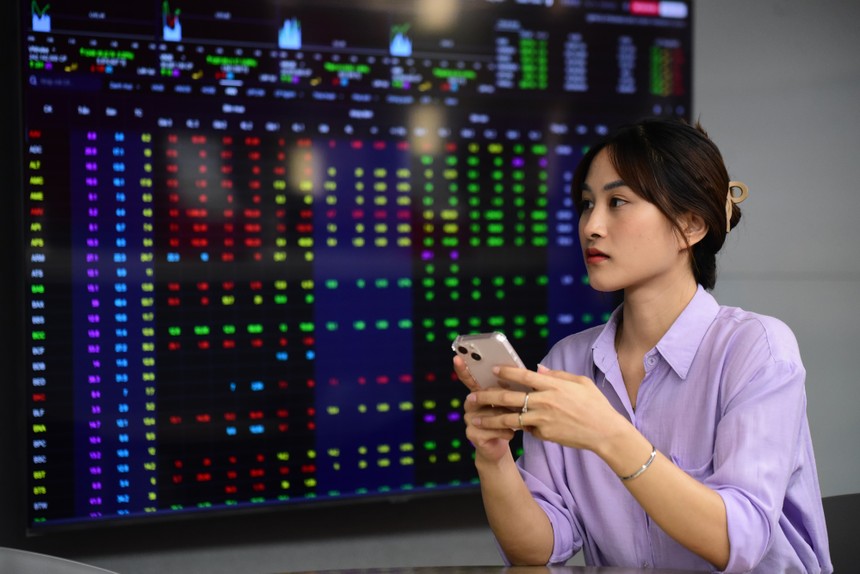 Thị trường ảm đạm phiên chiều cuối tuần, một tia sáng nhỏ chớm le lói