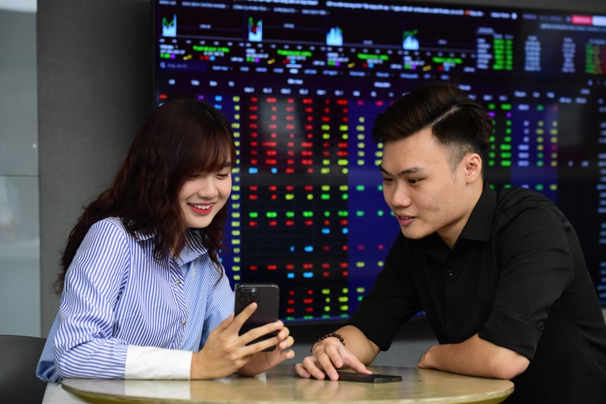 Giao dịch chứng khoán sáng 4/7: Dòng tiền hướng đến các cổ phiếu vừa và nhỏ