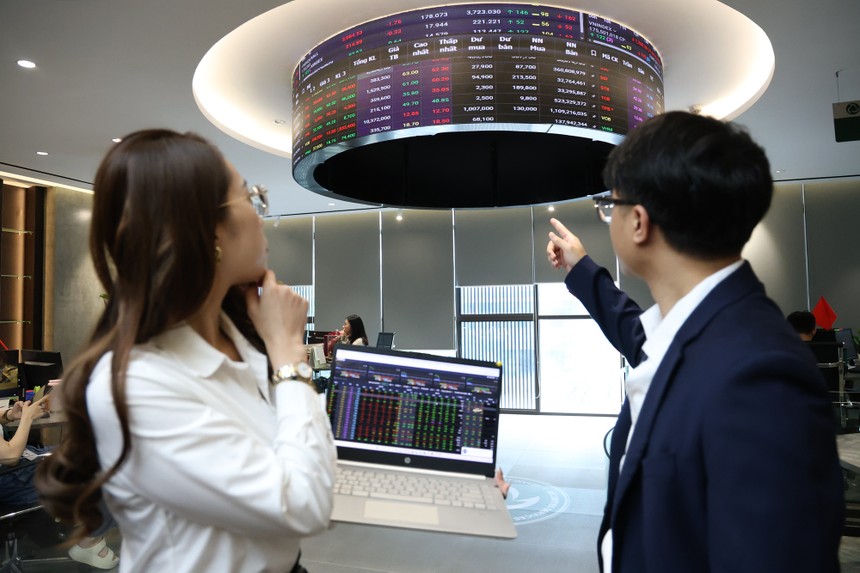 Phiên giao dịch sáng 27/8: VCB bất ngờ được kéo tăng trần, thay thế VIC giữ sóng thị trường 