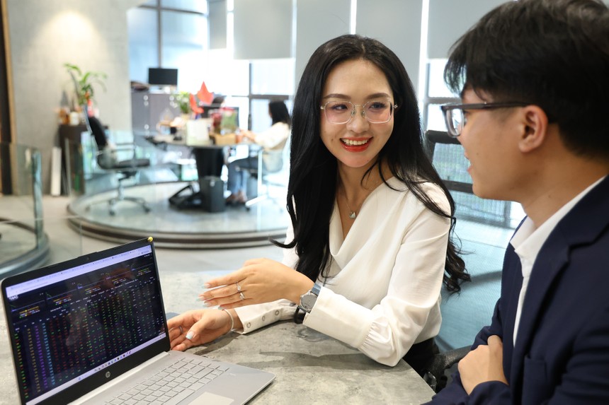 Giao dịch chứng khoán sáng 1/4: Sắc xanh mở rộng, thị trường tăng vọt