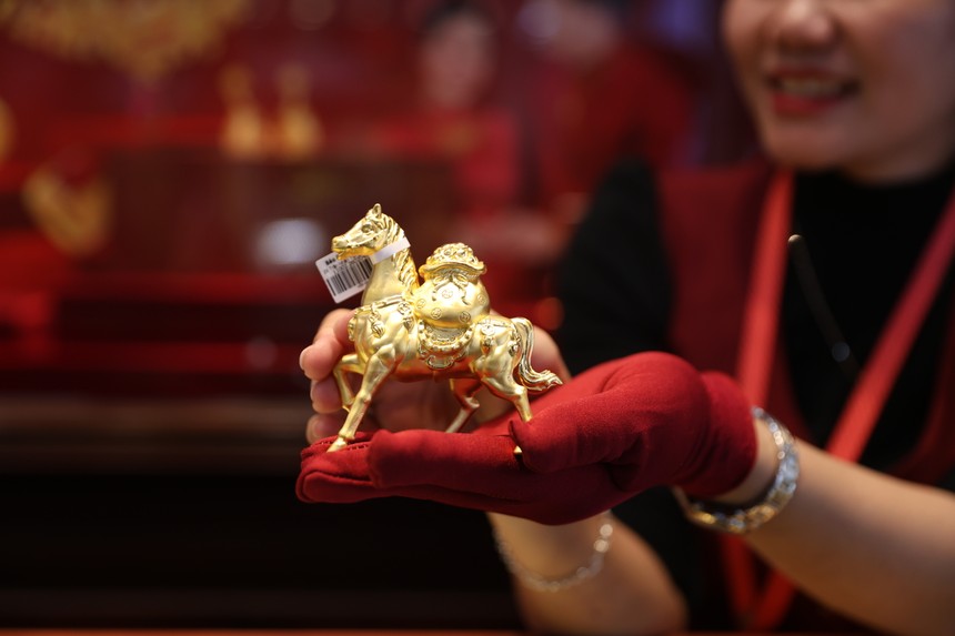 Giá vàng hôm nay ngày 3/3: Vàng điều chỉnh khi "leo" lên mốc 190 triệu đồng/lượng