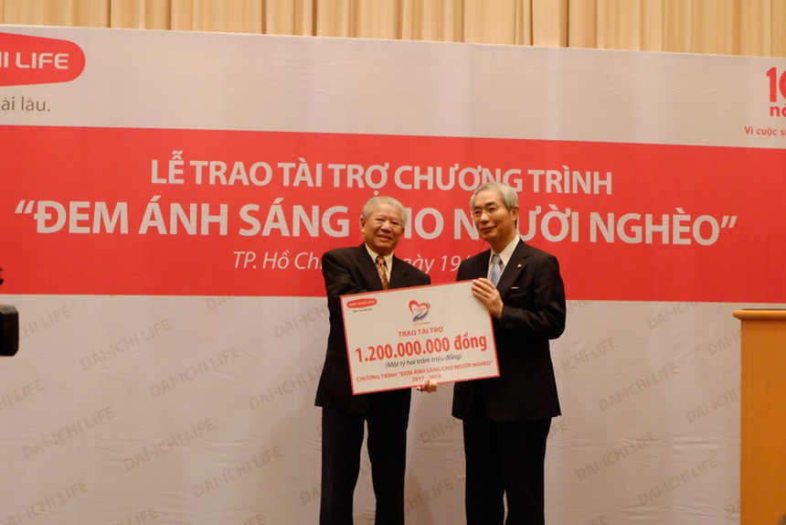 Dai-ichi Life Việt Nam tài trợ 1,2 tỷ đồng cho chương trình “Đem ánh sáng cho người nghèo”