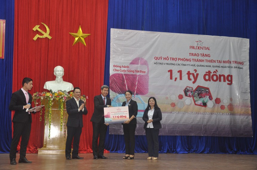 Prudential tặng hơn 1,1 tỷ đồng để sửa chữa 5 trường học sau bão số 12