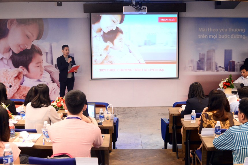 Prudential trao giải thưởng cho các khách hàng tham gia chương trình “Bảo vệ yêu thương”