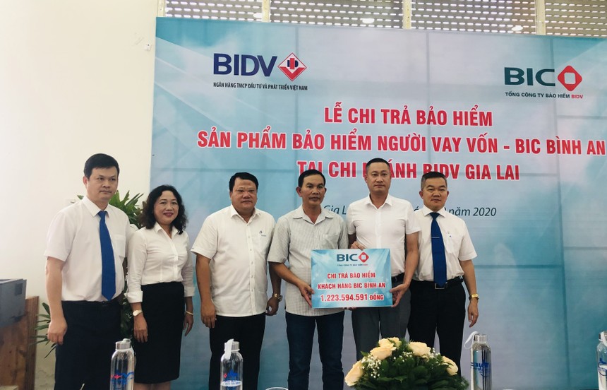 BIC trao hơn 2,2 tỷ đồng quyền lợi bảo hiểm cho khách hàng vay vốn tại Gia Lai