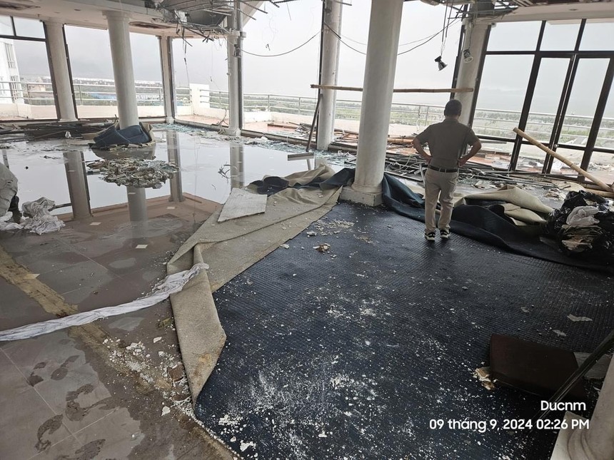 Một nhà máy bị thiệt hại do cơn bão Yagi quét qua