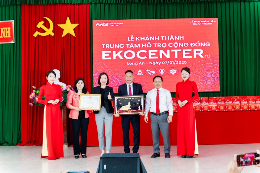 Lãnh đạo Coca-Cola Việt Nam nhận bằng khen của Ủy ban Nhân dân tỉnh Long An