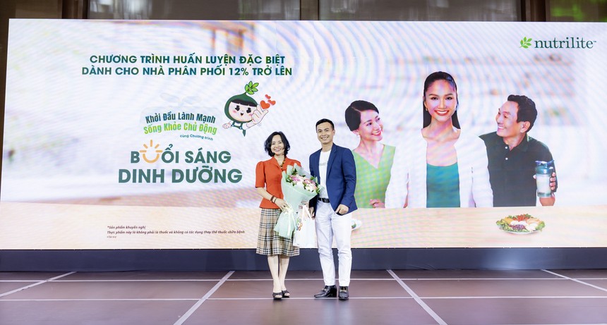 TS. BS Nguyễn Song Tú – Đại diện Viện dinh dưỡng quốc gia và Đại diện Amway Việt Nam trong chương trình huấn luyện Buổi sáng dinh dưỡng tại TPHCM.