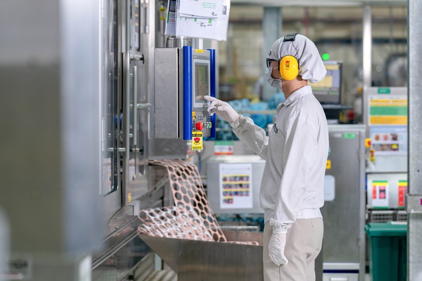 Nhân viên làm việc tại nhà máy Nestlé Trị An