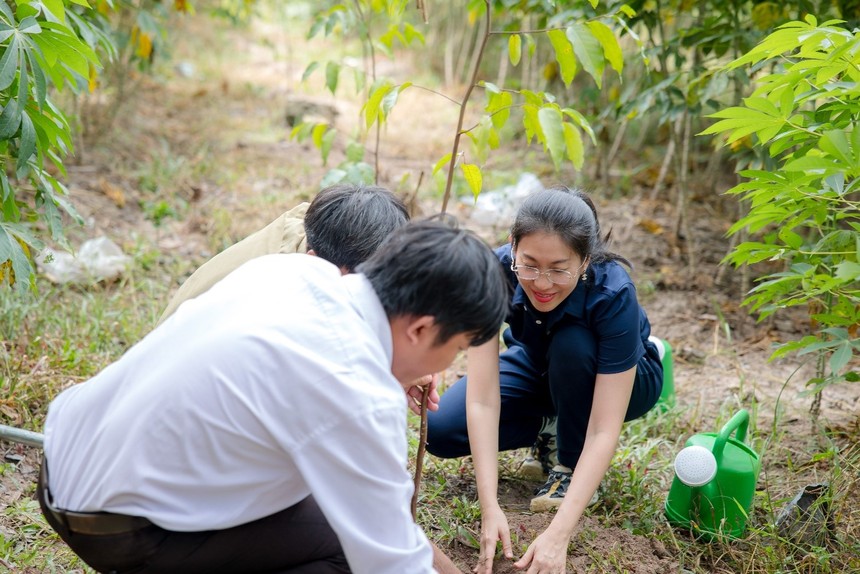Bà Châu Thiên Trúc Quỳnh (Giám đốc điều hành Khối Tư vấn Đầu tư – Chứng khoán Vietcap) thực hiện trồng những cây đầu tiên cùng đại diện địa phương xã Tân Thành & Ban Quản lý rừng Dầu Tiếng 