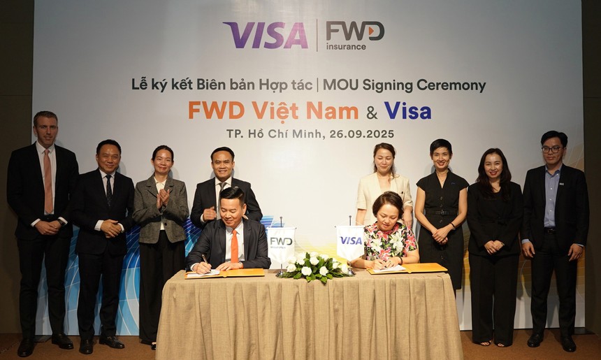 Ông Phương Tiến Minh, Tổng giám đốc FWD Việt Nam và bà Đặng Tuyết Dung, Giám đốc Visa Việt Nam và Lào ký kết hợp tác thúc đẩy sự phát triển của bảo hiểm số và thanh toán không tiền mặt tại Việt Nam.