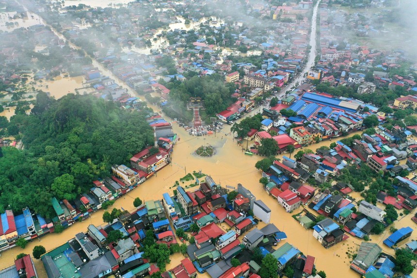 Nhiều tuyến phố ở thành phố Thái Nguyên (cũ) như biến thành sông khi mực nước liên tục dâng cao. Ảnh Internet