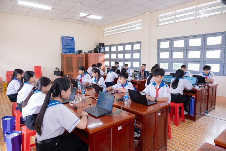 Shinhan Life trao tặng 20 máy tính học tập cho các em học sinh tại Trường THCS Tịnh Hà, Đồng Tháp