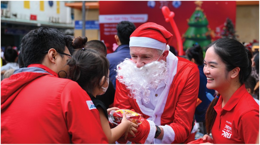 Prudential Việt Nam đã phối hợp cùng Quỹ Bảo trợ Trẻ em Việt Nam trao quà cho các bệnh nhi tại Bệnh viện Nhi Đồng 1 (TP.HCM)