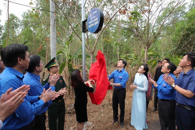 Amway Việt Nam trao tặng trụ và hệ thống đèn năng lượng mặt trời trên tuyến đường gần 2.000m. Ảnh: Trương Hiện