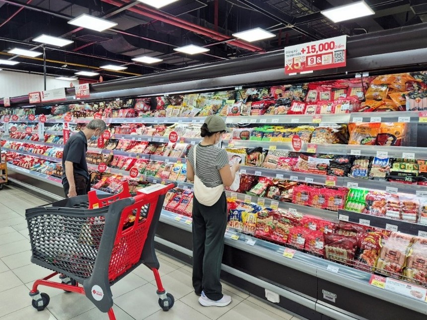 Hàng loạt mặt hàng thực phẩm chế biến tại siêu thị LOTTE MART đang được giảm giá, tặng kèm 