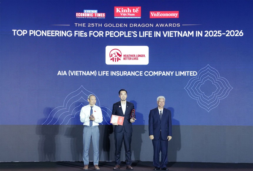 Ông Nguyễn Quang Duy, PTGĐ Marketing và Phát triển Kinh doanh Kênh Đối tác đại diện AIA Việt Nam nhận Giải thưởng Rồng Vàng 2026 từ Ban tổ chức