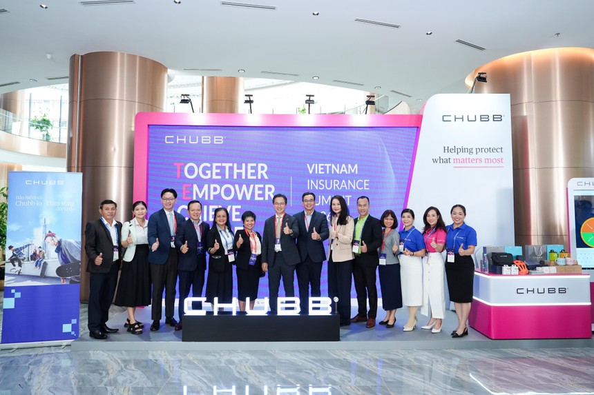 Tại không gian kết nối của Chubb, đại diện Chubb Life Việt Nam cùng lãnh đạo cơ quan quản lý và Hiệp hội Bảo hiểm Việt Nam chia sẻ khoảnh khắc gặp gỡ trong khuôn khổ Vietnam Insurance Summit 2026. 
