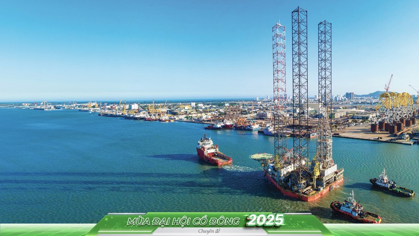 Giàn khoan PV DRILLING VIII tại cảng hạ lưu TP. Vũng Tàu