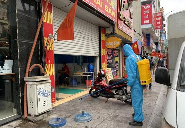 Lực lượng y tế thành phố Hạ Long tiến hành phun tiêu độc khử trùng đối với các cơ sở vẫn cố tình để khách vào ăn uống tại cửa hàng.