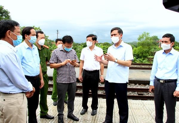 Chủ tịch UBND tỉnh Quảng Bình Trần Thắng tiến hành kiểm tra tại một điểm ga đón tiếp người dân trở về từ các tỉnh thành phía Nam.