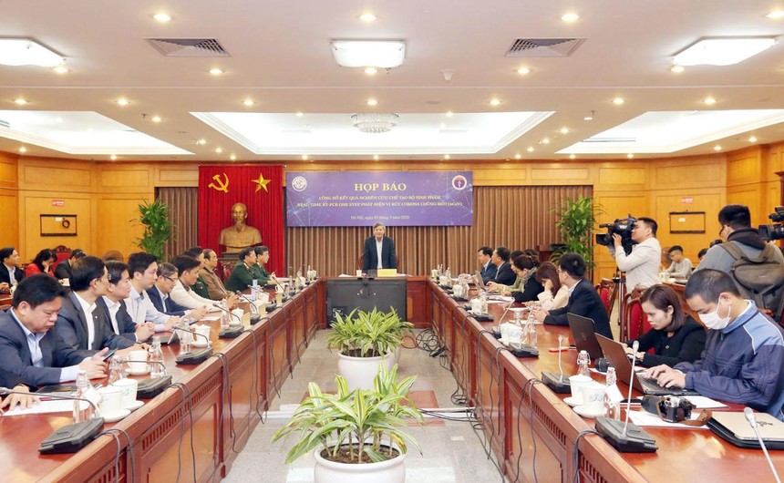Cuộc họp báo do Bộ Khoa học và Công nghệ tổ chức công bố kết quả “nghiên cứu chế tạo bộ sinh phẩm real-time RT-PCR phát hiện vi rút Corona chủng mới (nCoV)" do Học viện Quân y chủ trì (chủ nhiệm đề tài), phối hợp với Công ty cổ phần Công nghệ Việt Á nghiên cứu sản xuất.