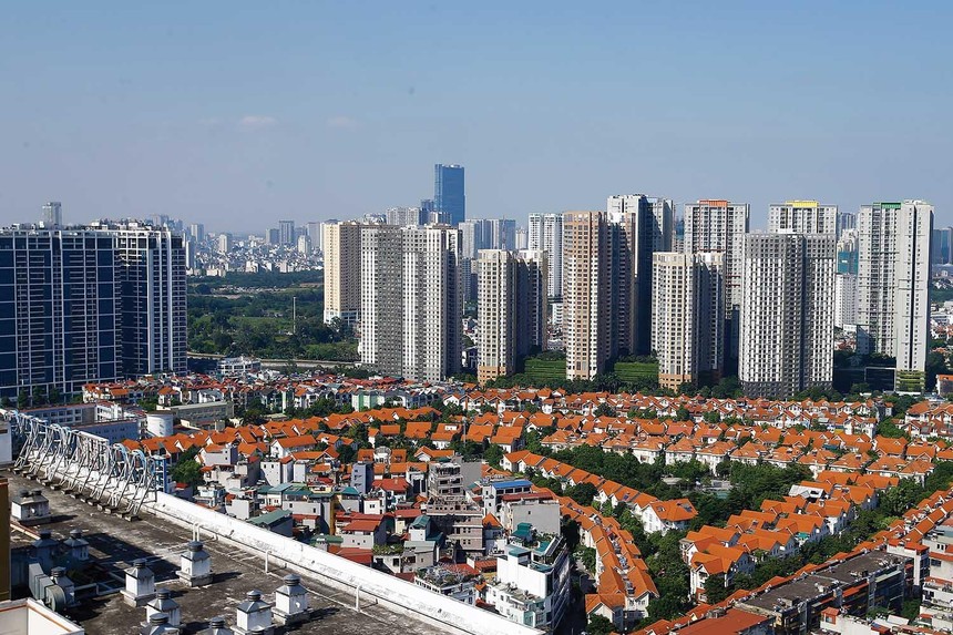 Tín dụng bị siết khiến nhiều nhà đầu tư vay vốn để mua nhà phải bán cắt lỗ.