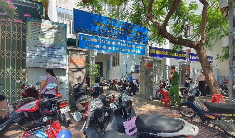 Cơ quan công an khám xét CDC Khánh Hòa sáng ngày 17/6. Ảnh: Trần Hải