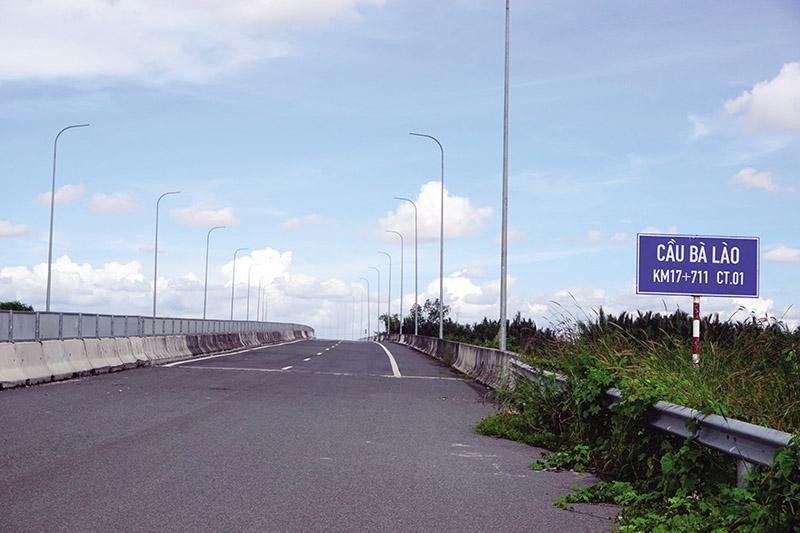 Một đoạn tuyến đang chờ hoàn thiện tại cao tốc Bến Lức - Long Thành