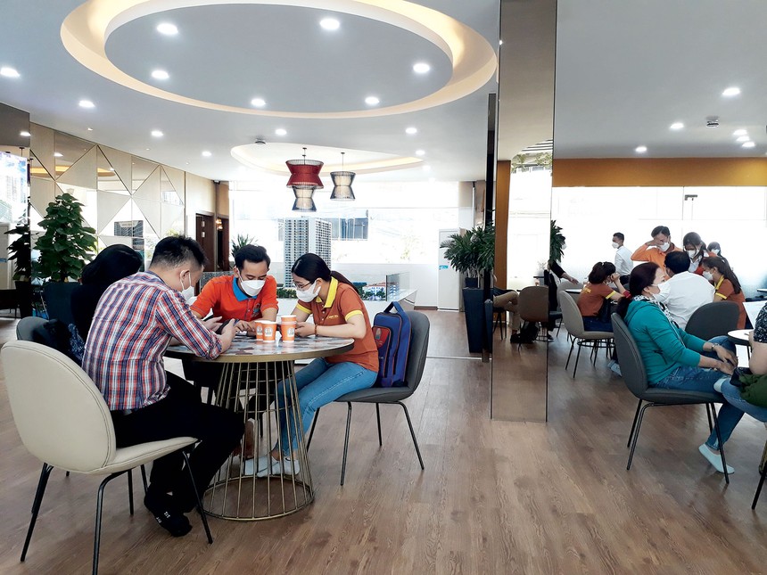 Khách hàng tìm hiểu sản phẩm tại dự án Lagi Central, Bình Dương. Ảnh: Việt Dũng 