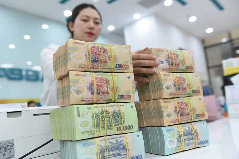 Tín dụng khó chảy mạnh do áp lực lãi vay cao 