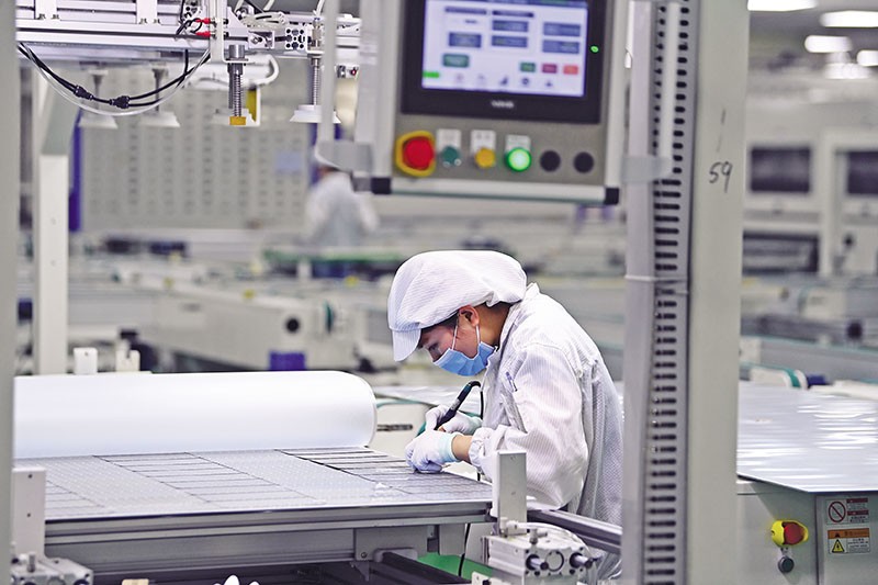 Bên trong một nhà máy sản xuất pin năng lượng mặt trời tại Bắc Giang.