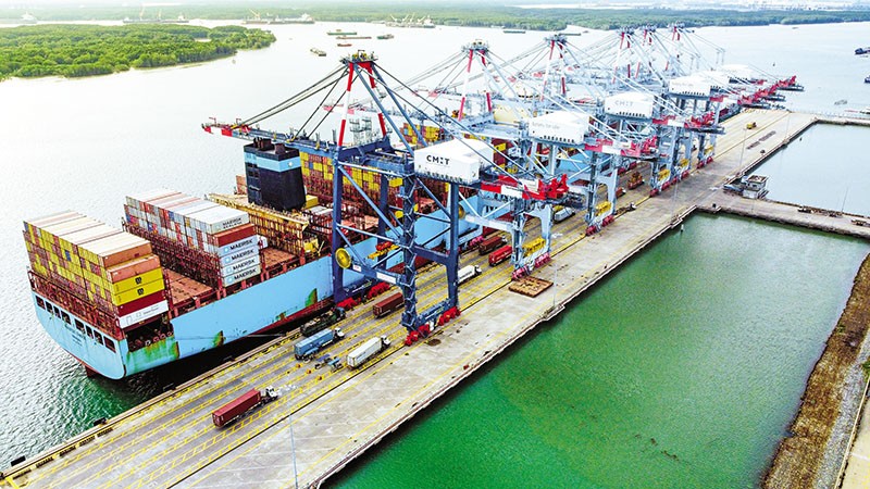 Tàu mẹ Maersk Emden kết nối Việt Nam với bờ Tây nước Mỹ đang làm hàng tại cảng CMIT