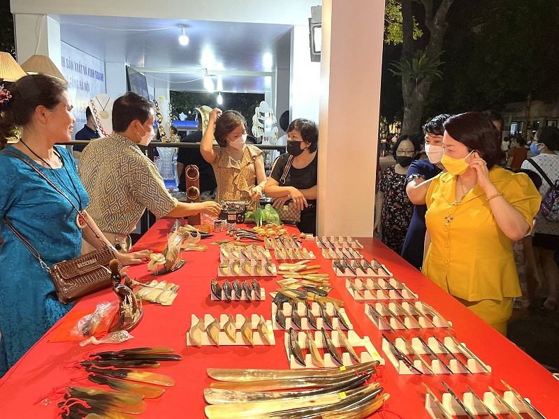 Gian hàng thủ công mỹ nghệ truyền thống tại Lễ hội Quà tặng Du lịch Hà Nội 2022.