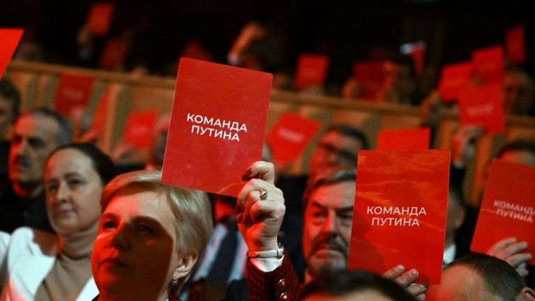 Những người tham gia tham dự cuộc họp của một nhóm cử tri ủng hộ việc Tổng thống Nga đương nhiệm Vladimir Putin tái tranh cử dưới tư cách ứng cử viên tự do vào tháng 3/2024. Ảnh: Sputnik