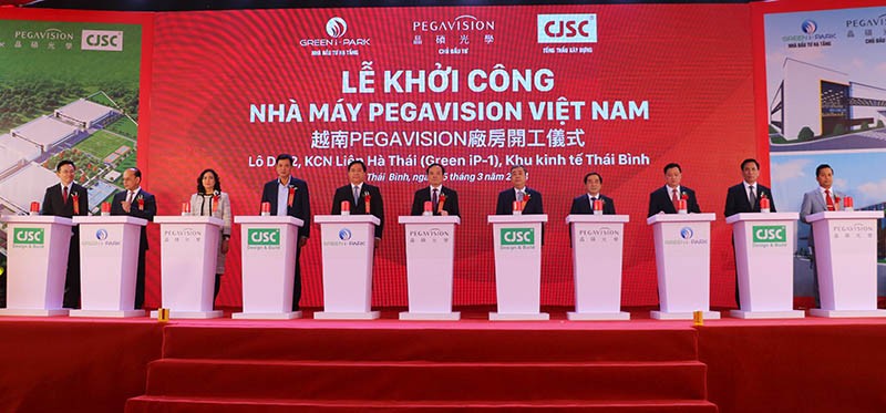 Phó Thủ tướng Trần Lưu Quang, lãnh đạo các bộ, ngành Trung ương, lãnh đạo tỉnh Thái Bình cùng Công ty Green i - Park, Pegavision Corporation và nhà thầu thực hiện ấn nút khởi công dự án. Ảnh: Phương Liên