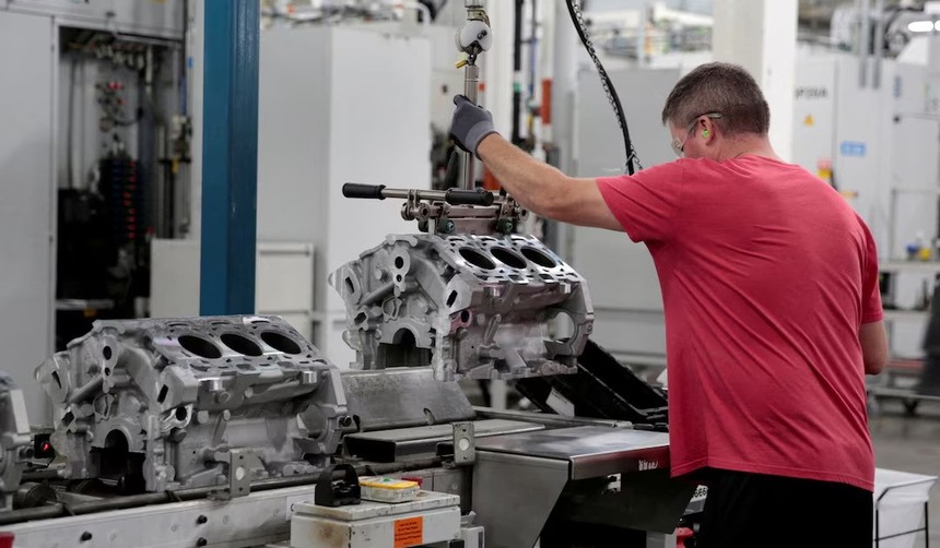 Một công nhân lắp ráp làm việc tại nhà máy GM Romulus Powertrain ở Romulus, Michigan, Mỹ. (Ảnh: Reuters)