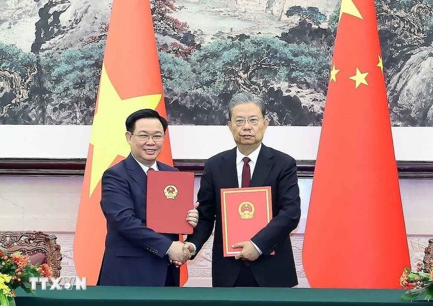 Chủ tịch Quốc hội Vương Đình Huệ và Ủy viên trưởng Ủy ban Thường vụ Nhân đại toàn quốc Trung Quốc Triệu Lạc Tế ký Thỏa thuận hợp tác giữa Quốc hội hai nước. (Ảnh: TTXVN)