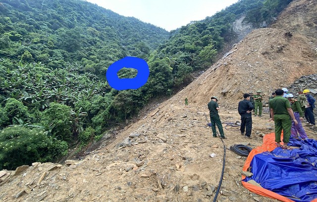 Các lực lượng chức năng tiếp cận hiện trường để cứu nạn, cứu hộ khu vực khoanh tròn màu xanh