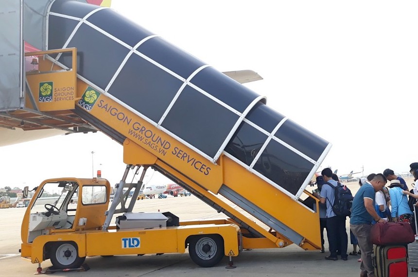 Công ty cổ phần Phục vụ mặt đất Sài Gòn (SAGS) là một trong những đơn vị cung cấp dịch vụ mặt đất tại sân bay Tân Sơn Nhất.