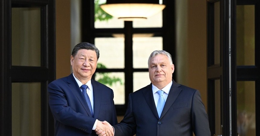 Chủ tịch Trung Quốc Tập Cận Bình (trái) và Thủ tướng Hungary Viktor Orban trong cuộc gặp ở Budapest ngày 9/5. (Ảnh: THX/TTXVN)