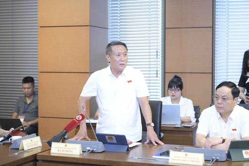  Đại biểu Hà Sỹ Đồng, Phó chủ tịch Thường trực UBND tỉnh Quảng Trị phát biểu tại tổ. 