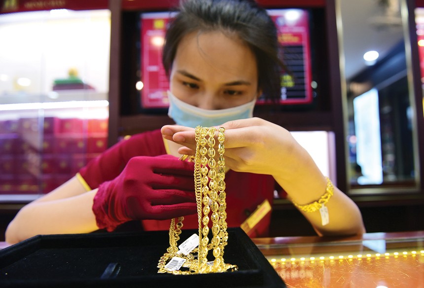 Giá vàng trong nước biến động mạnh và chênh lệch lớn với giá vàng thế giới gây áp lực lên điều hành tỷ giá